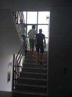 Atleti in allenamento su e giu' per le scale..