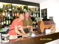 Gianni e Piero si impadroniscono del bar dell'albergo lasciato incustodito..