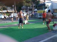 Calcio-tennis in piazza contro le ragazze..