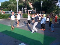 Si aprono le danze in piazza Italia e Stefano, Andrea e Max non resistono alla tentazione..