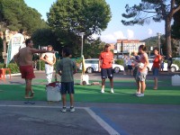 Si discute sul regolamento, Sergio dice che bisogna giocare a dorso nudo, le ragazze invece dicono di no..