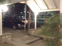 E si finisce a far la bandiera davanti al bar, solo Ludi riesce a farla..