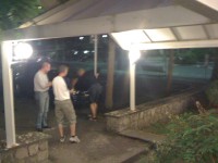 mentre gli altri ci provano invano rischiando di spatasciarsi sul selciato..