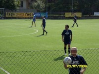 Arbitro, coi piedi non ci riesco, la posso toccare con le mani?..