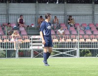 Tifoseria schierata in tribuna e in primo piano presentazione della divisa nuova dello sponsor..