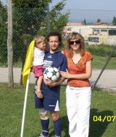 Foto ricordo di famiglia in vacanza a Po Bandino con pallone e bandierina d'angolo..